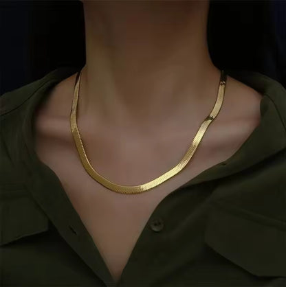 Minimalist Luxury Golden Necklace Unisex