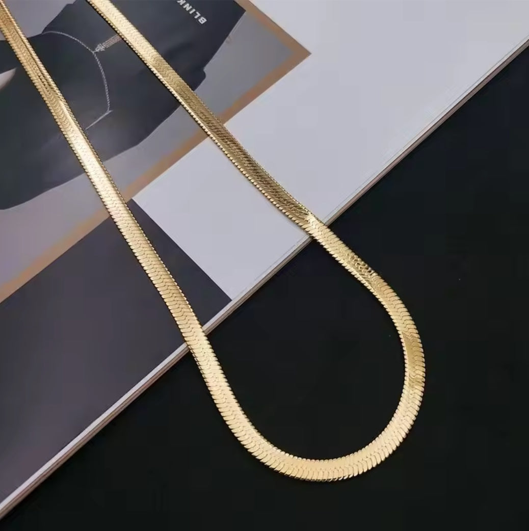 Minimalist Luxury Golden Necklace Unisex